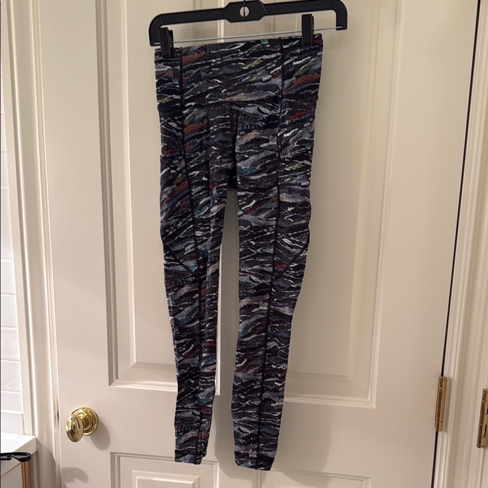 lululemon Multicolor Patterned TRAINING Leggings w/pockets - size 4